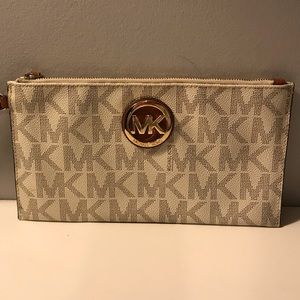 MICHAEL KORS wristlet
